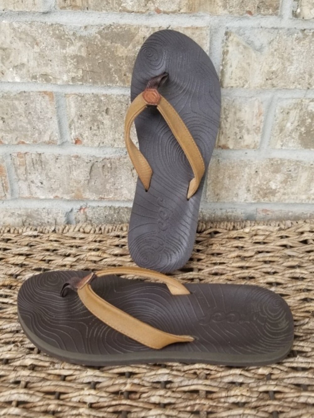 Reef Zen Love Flip Flop (Unisex W8 M6.5  ) Footbed COMFORT Brown Sandals